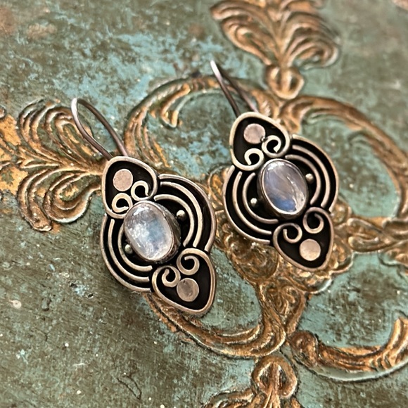 Pair pierced rainbow moonstone oval cabochon with sterling silver ornate design - Picture 1 of 7